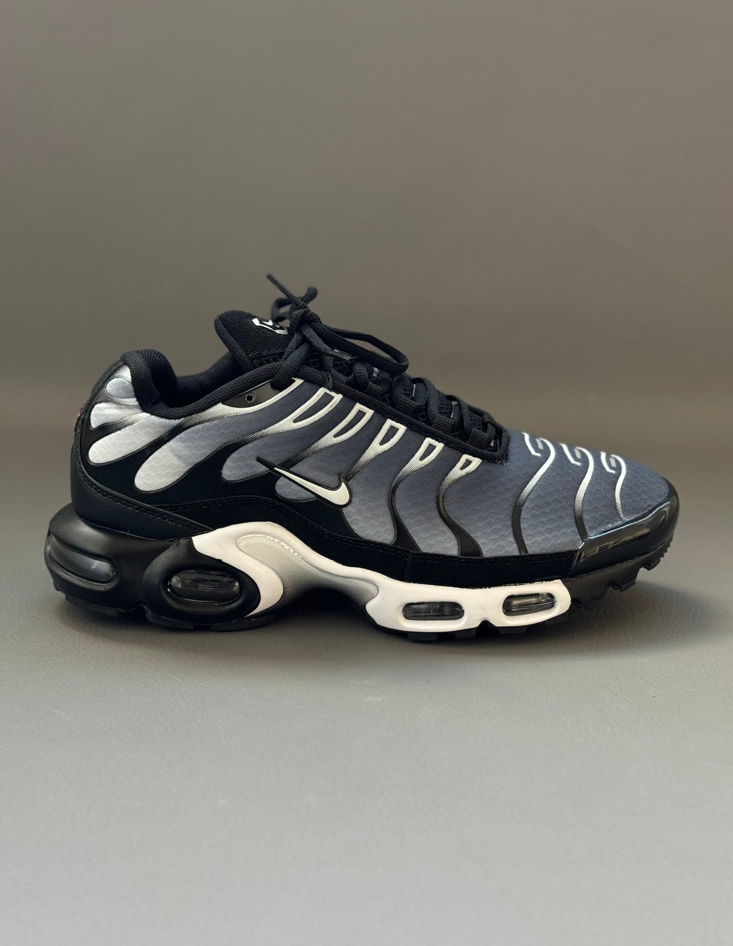 AIR MAX PLUS TN1 PRETO E CINZA