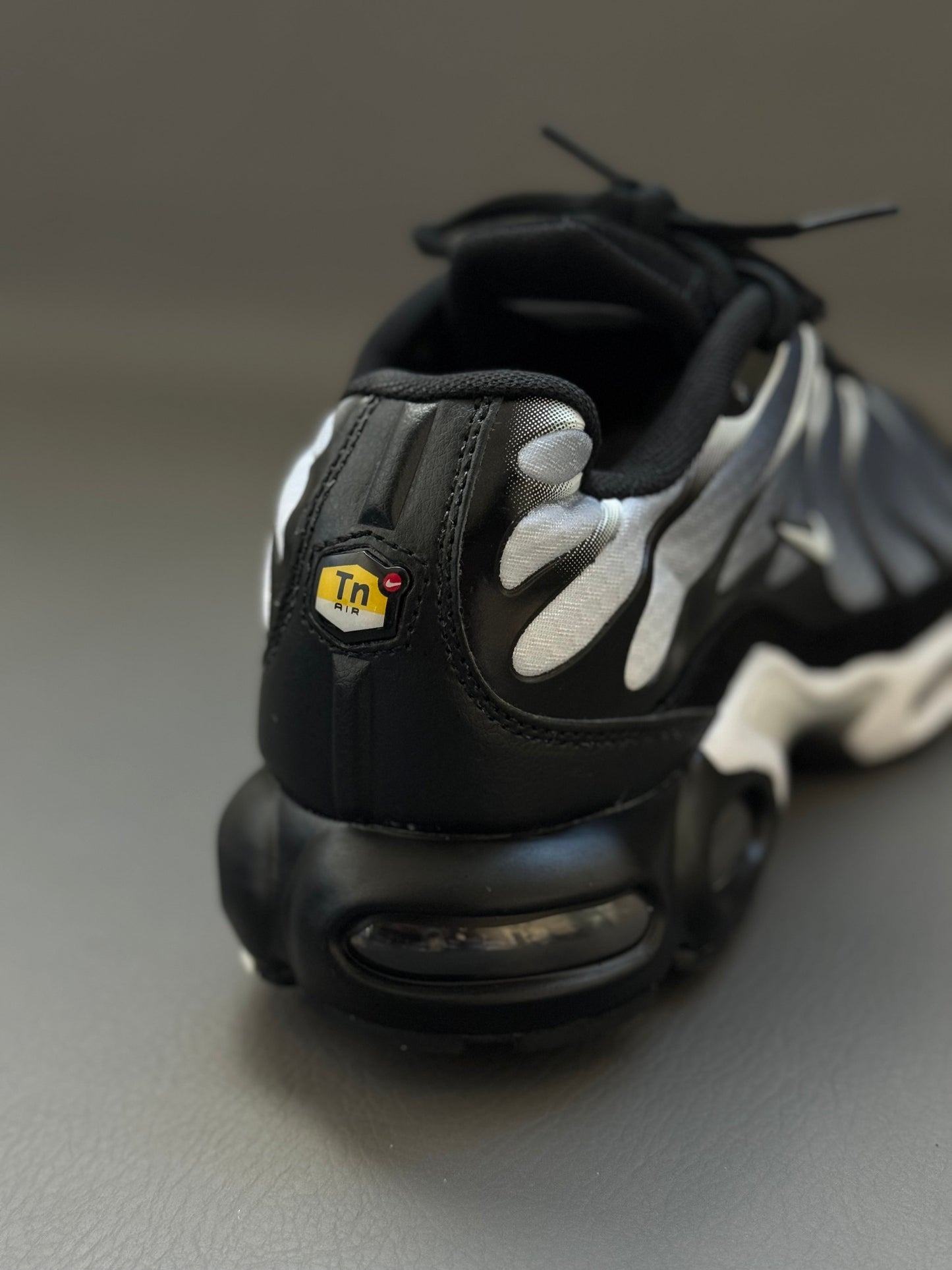 AIR MAX PLUS TN1 PRETO E CINZA