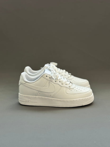 AIR FORCE 1 TRIPLE WHITE