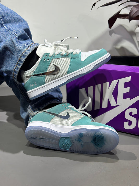 NIKE DUNK LOW APRIL