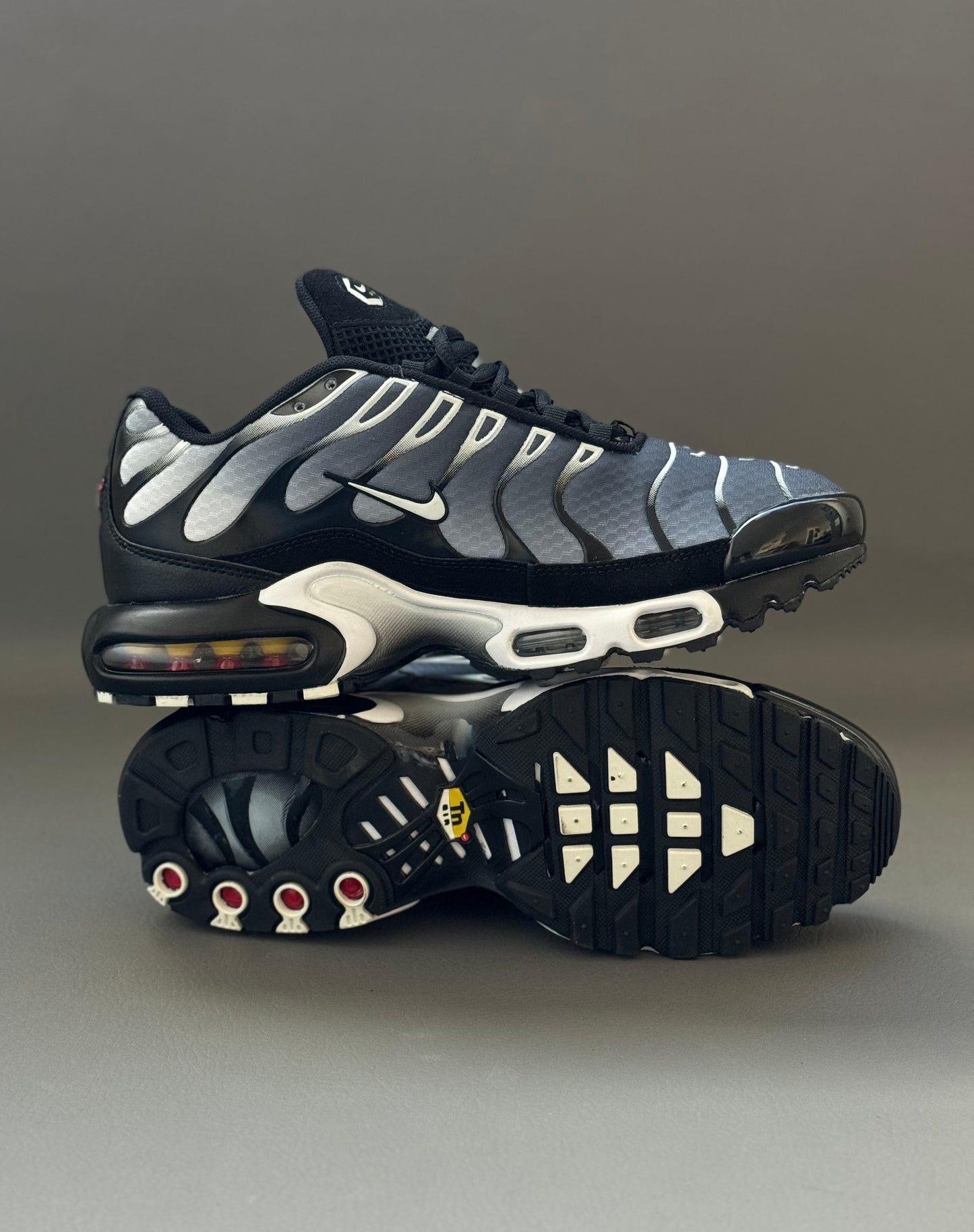 AIR MAX PLUS TN1 PRETO E CINZA