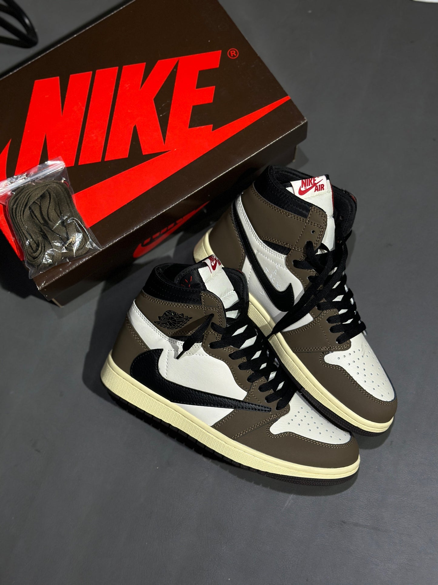 AIR JORDAN 1 X TRAVIS SCOTT